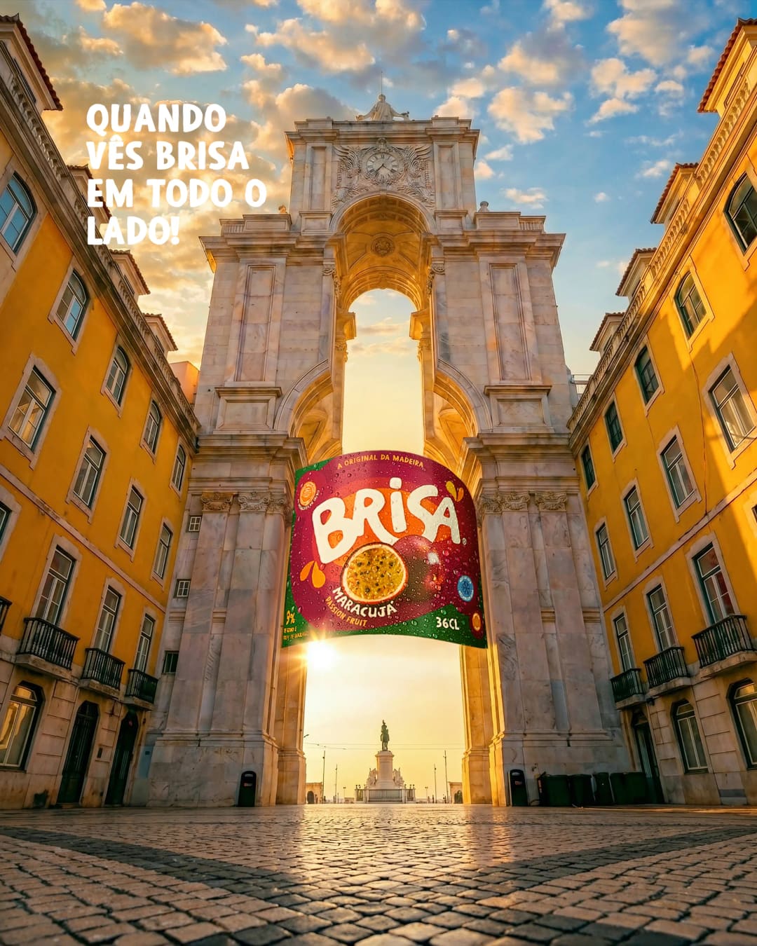 A monumental stone arch with a clock, between yellow façades and a cobbled street, at sunset, with the Brisa Maracujá label across the archway and, behind, an equestrian statue. On the left, “Quando vês Brisa em todo o lado!”.