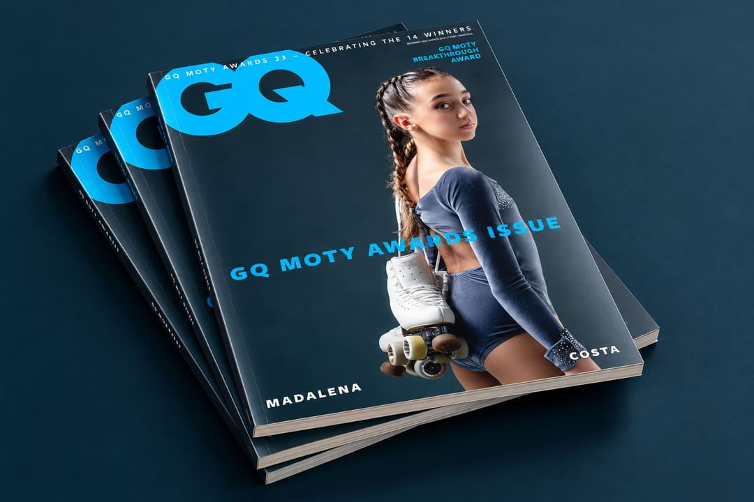 Três exemplares da GQ MOTY Awards Issue empilhados, com Madalena Costa na capa.
