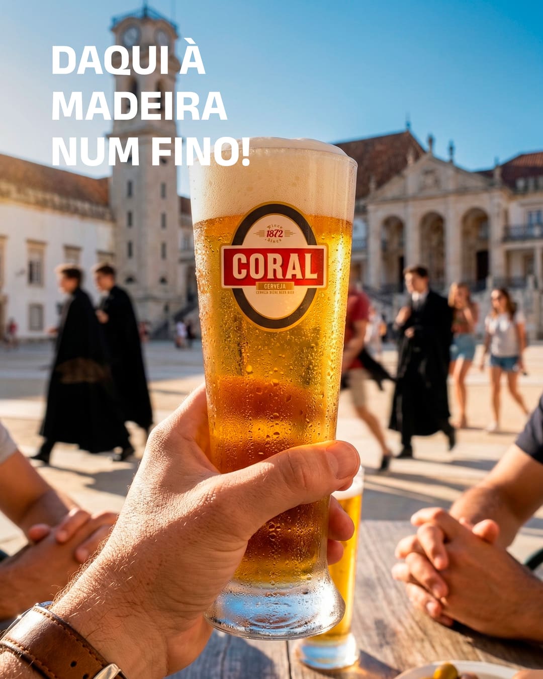 Uma mão levanta um fino Coral no Paço das Escolas de Coimbra, com a torre da Universidade e estudantes de capa ao fundo. Em cima, «Daqui à Madeira num fino!».