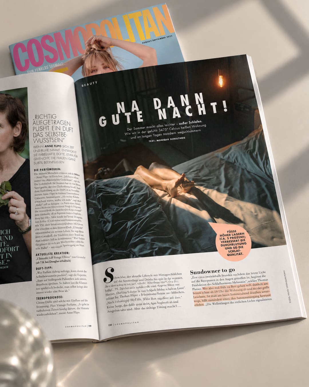 A Cosmopolitan aberta sobre outro exemplar: na página 120, a fotografia da cama ocupa a página, sob o título «Na dann gute Nacht!».