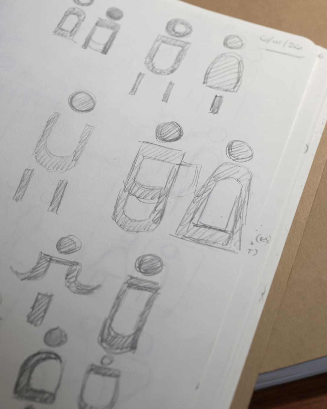 Página de caderno com variações das figuras do WC, sombreadas a lápis.