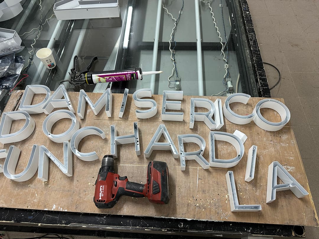Letras brancas em caixa de «da Misericórdia do Funchal», por montar.