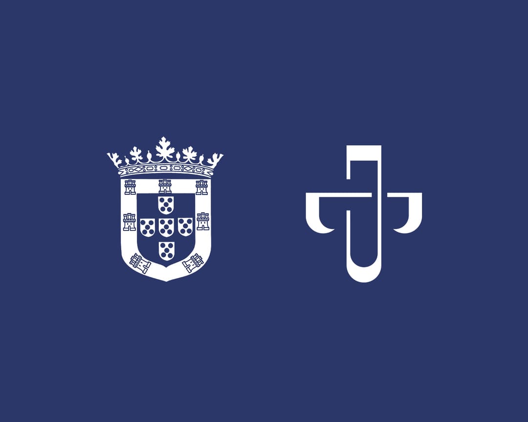 O brasão de D. Manuel I ao lado do novo símbolo, a branco sobre azul.