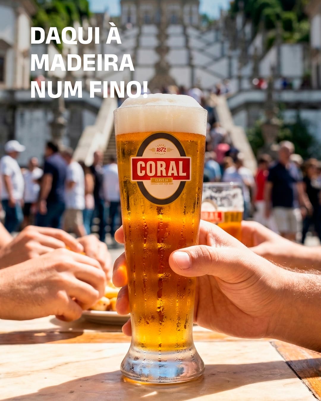 Um fino Coral numa mesa ao sol, com a escadaria do Bom Jesus e os visitantes ao fundo. Em cima, «Daqui à Madeira num fino!».