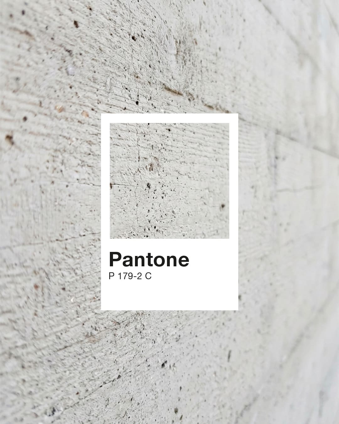 Uma amostra Pantone P 179-2 C sobre uma parede de betão claro.