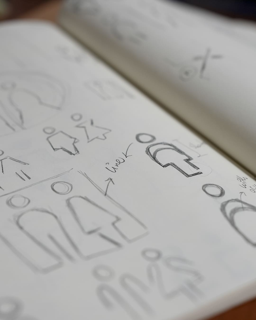 Caderno aberto com figuras de homem e mulher a lápis e a nota «line».