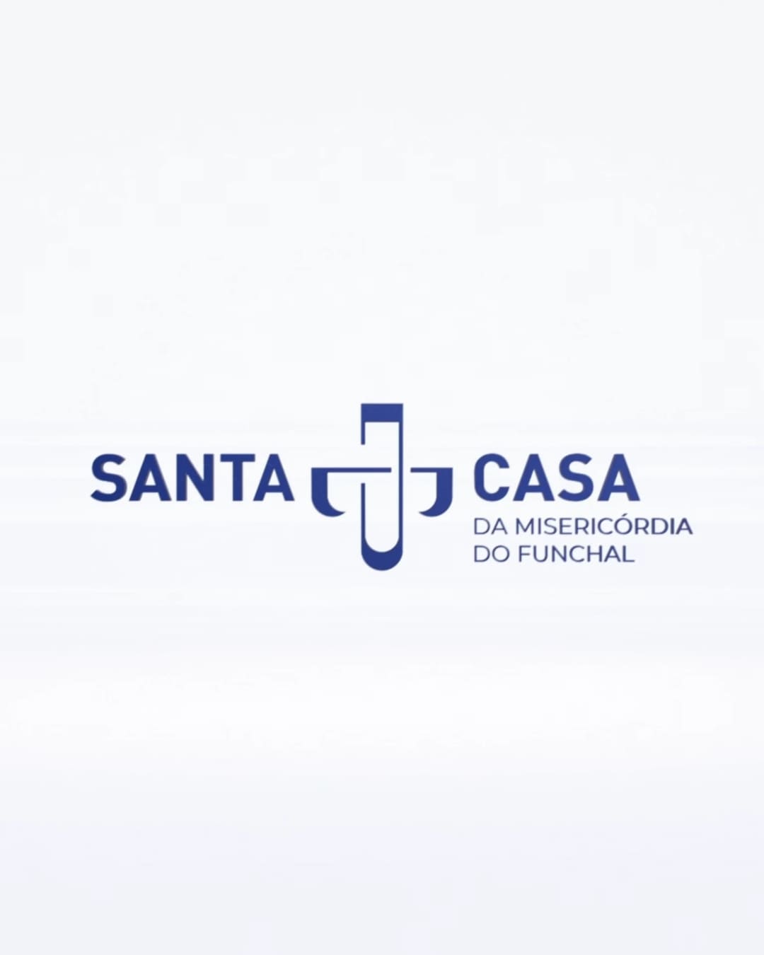 O logótipo da Santa Casa em movimento: o símbolo em volume azul chega ao logótipo completo.