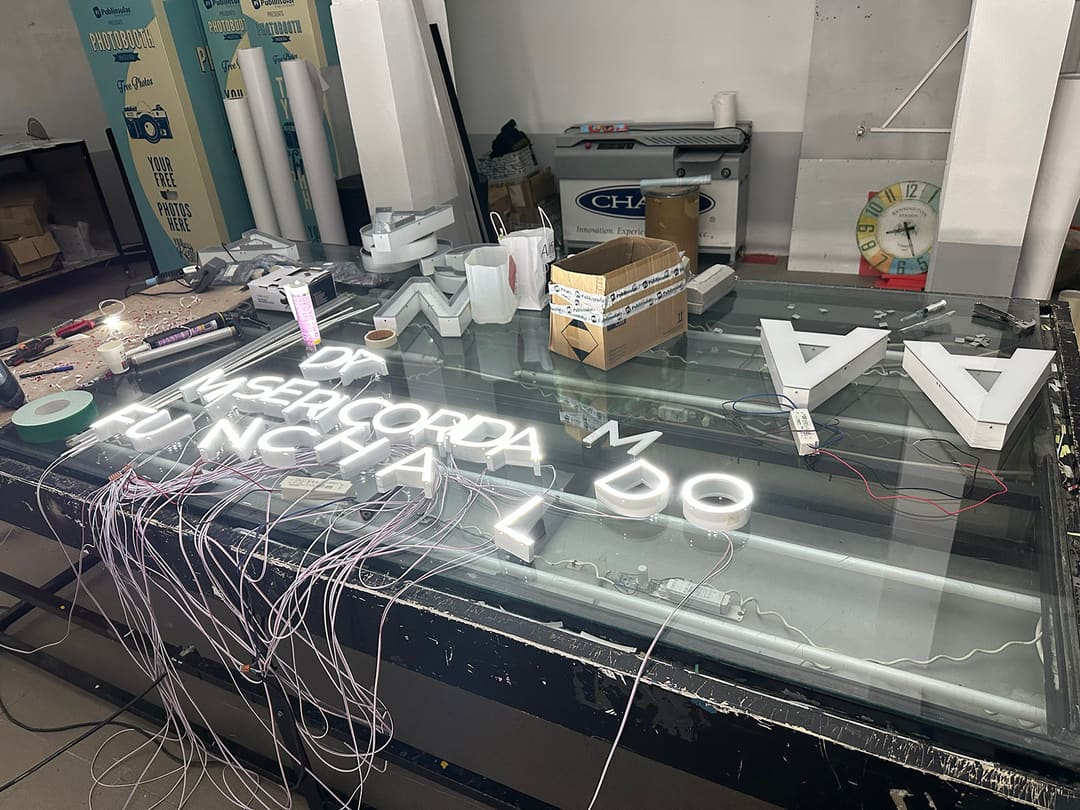 As mesmas letras acesas, com fios de LED.