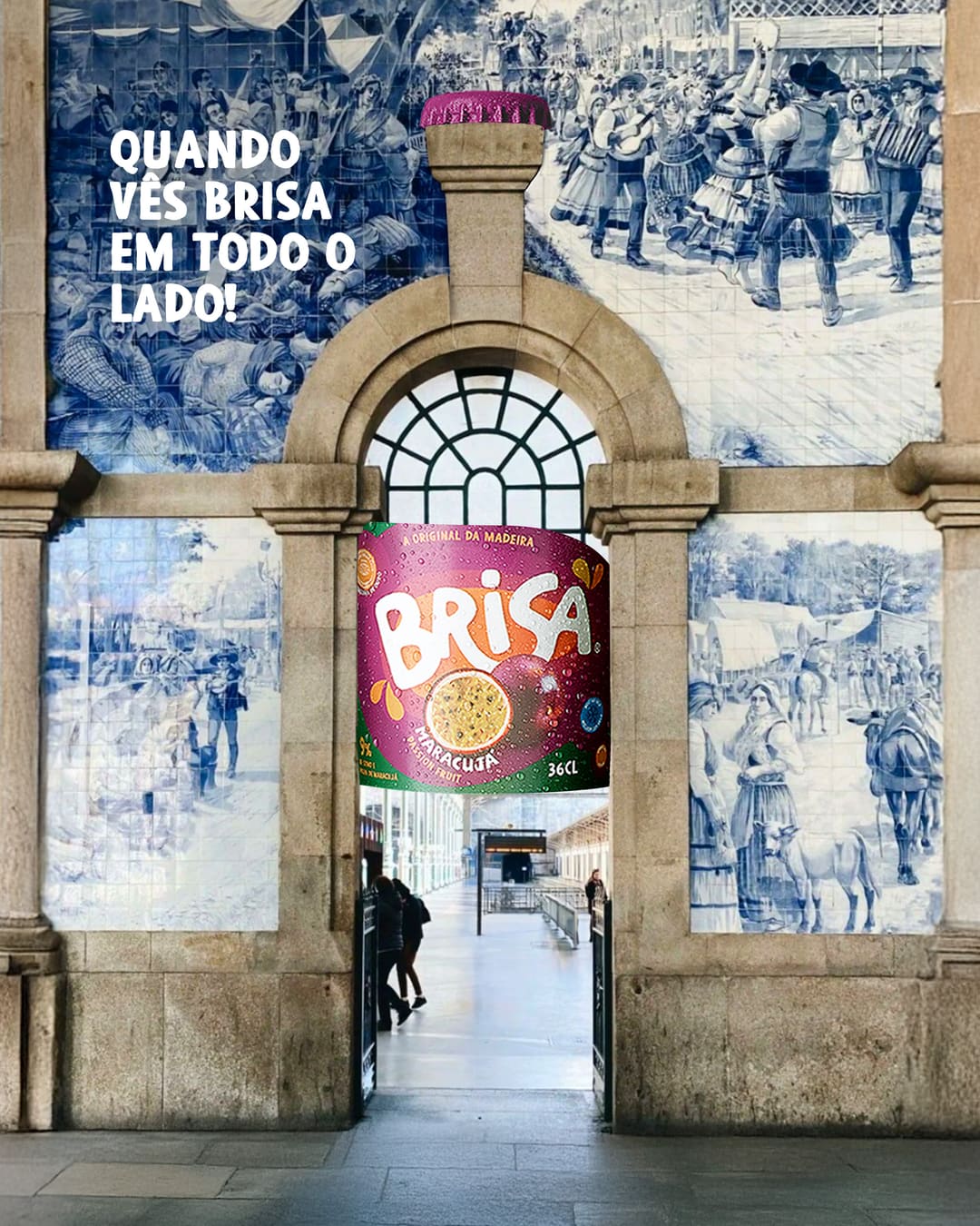 A granite archway between blue and white tile panels, the pillar above it making a bottle neck with a purple cap and the Brisa Maracujá label over the door, which opens onto a station concourse. On the left, “Quando vês Brisa em todo o lado!”.